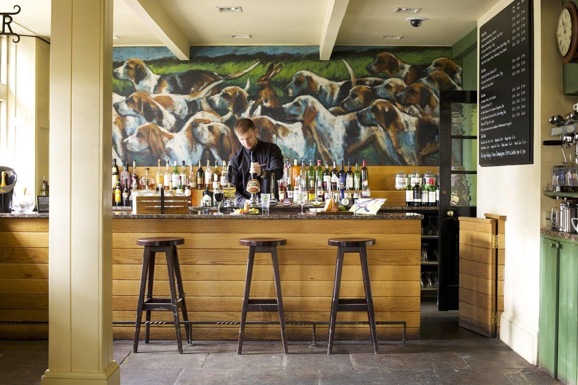 The Hare & Hounds Hotel تيتبري المظهر الخارجي الصورة