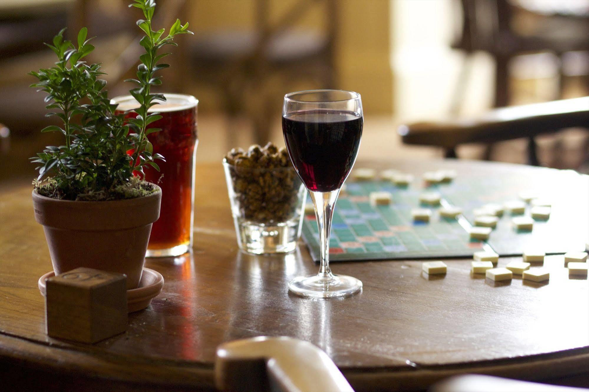 The Hare & Hounds Hotel تيتبري المظهر الخارجي الصورة