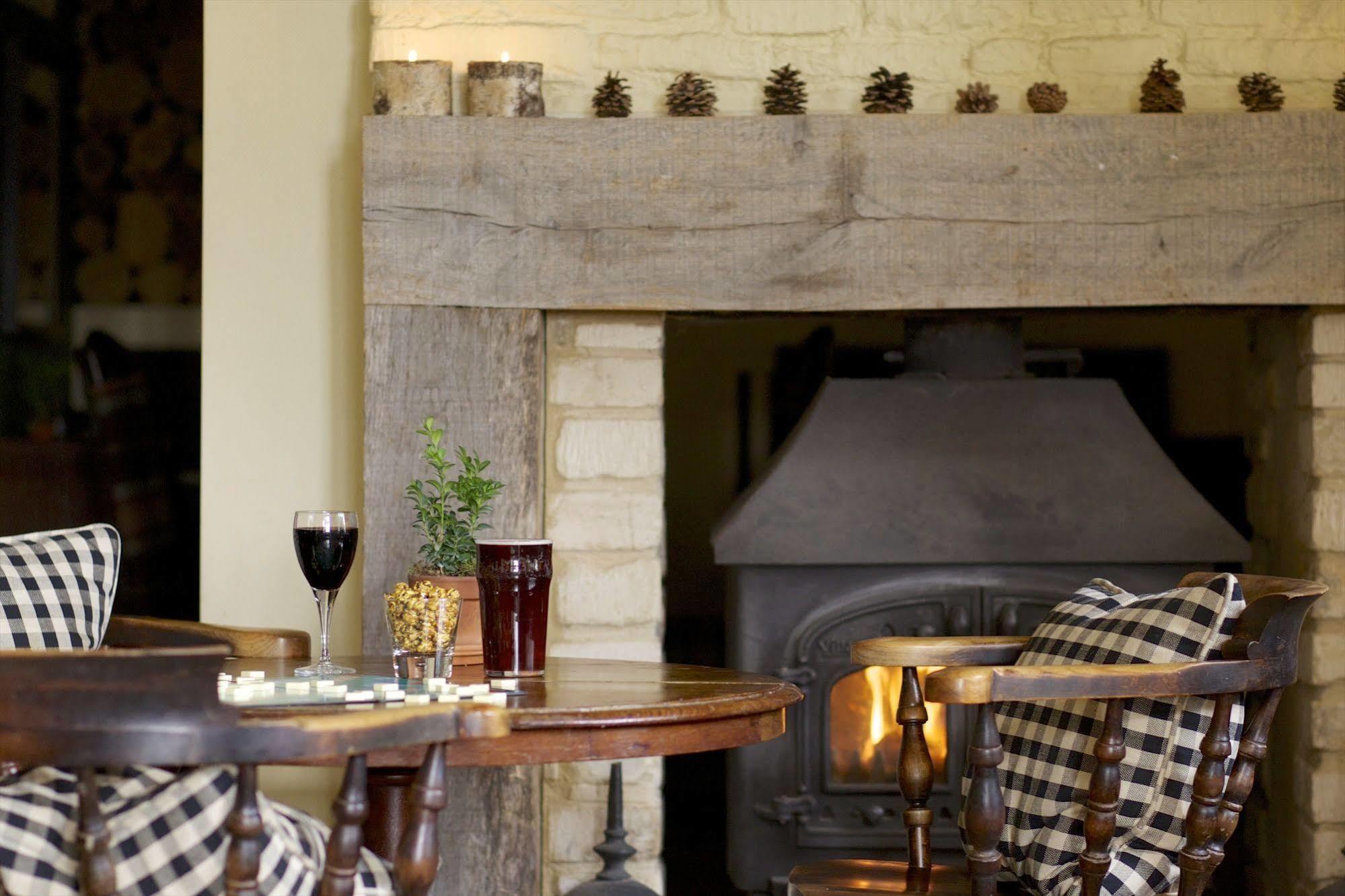 The Hare & Hounds Hotel تيتبري المظهر الخارجي الصورة
