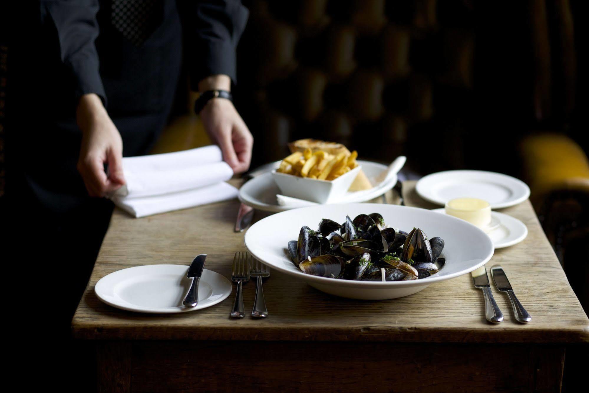 The Hare & Hounds Hotel تيتبري المظهر الخارجي الصورة
