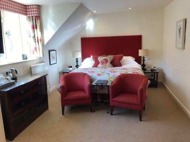 The Hare & Hounds Hotel تيتبري المظهر الخارجي الصورة